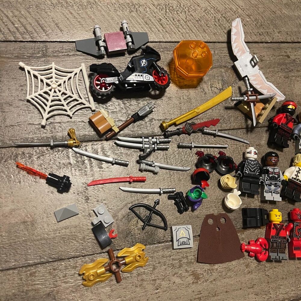 Lego Miscellaneous Lot Minifigures Weapons Motorcycles Hats Pieces - Picture 3 of 3